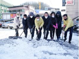 광주시, 폭설에 전 공무원 제설작업 총력 기사 이미지