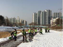 의왕시, 지역자율방재단 학의천 제설작업 실시 기사 이미지