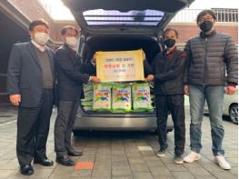 과천시, 문원 FC로부터 100만원 상당의 이웃사랑 기부물품 전달받아 기사 이미지