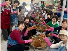 남양주시생활개선회, 환경정화 위한 미생물 흙공 만들기 활동 전개  기사 이미지